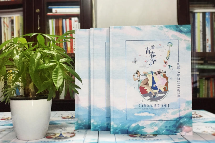 每一本紀(jì)念冊(cè)都有“色彩” 完成我們的畢業(yè)紀(jì)念冊(cè)記載校園難忘故事